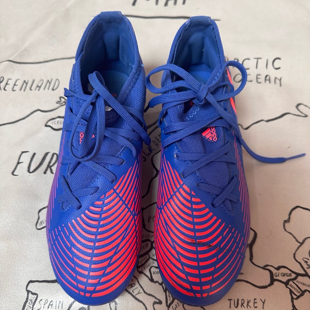Adidas predator cleats. Size  US 3.5. Great condition.